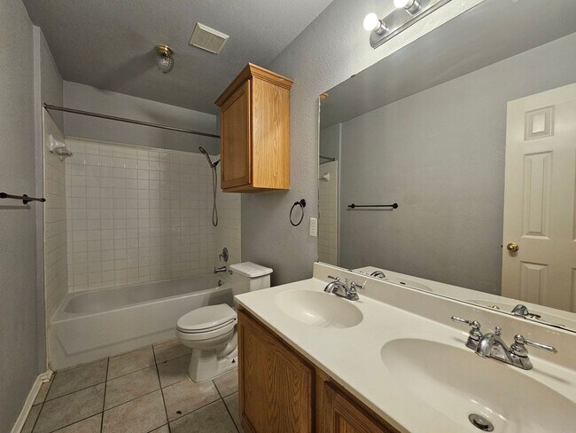 Building Photo - 4507 Twin Oaks Cir