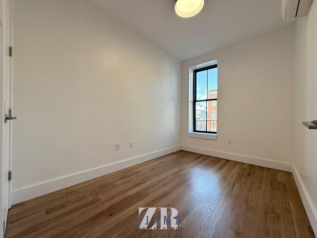 Building Photo - 754 Grand St