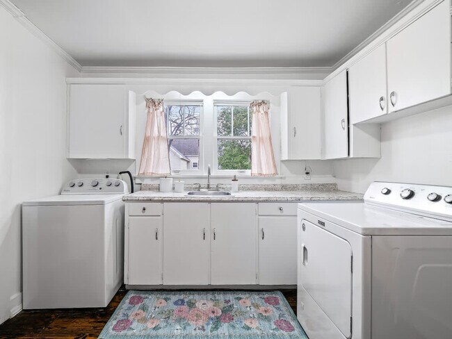 Building Photo - 2ND East Drive-SI ID1496103P