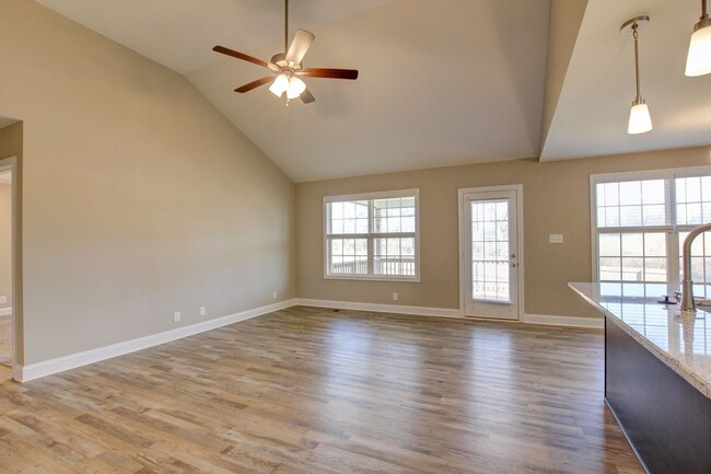 Building Photo - Fresh and Clean 3 bed 2 bath.  Sweet layout!