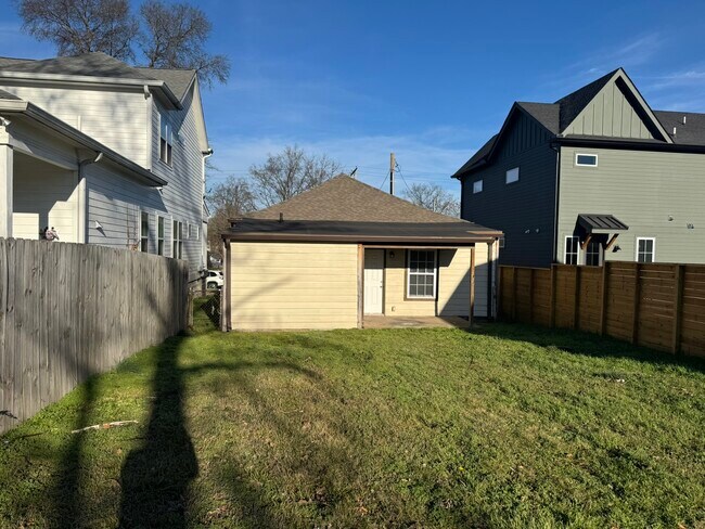 Building Photo - 1609 17th Ave N