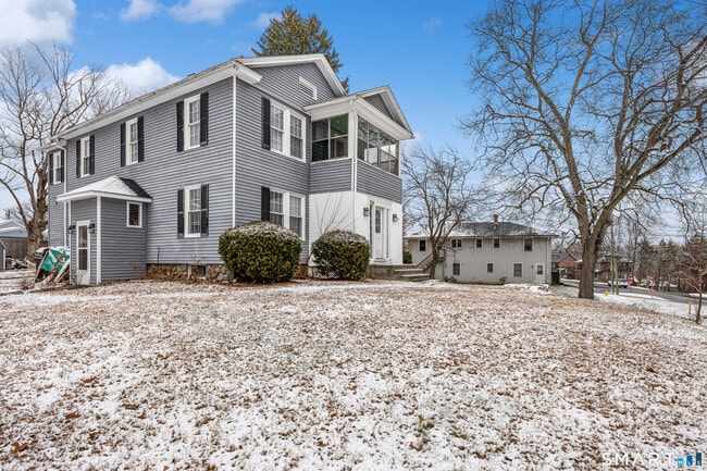 Building Photo - 254 Davis St