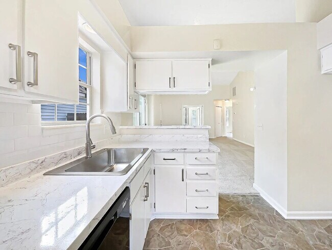 Building Photo - 3 bedroom 2 bathroom East Nashville!