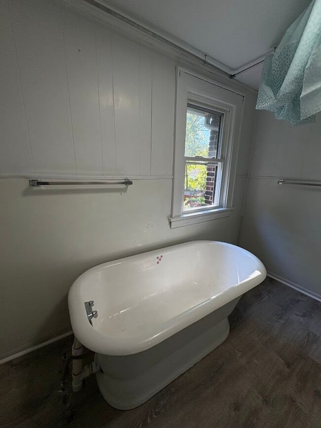 Building Photo - Four bedroom two bathroom home for rent