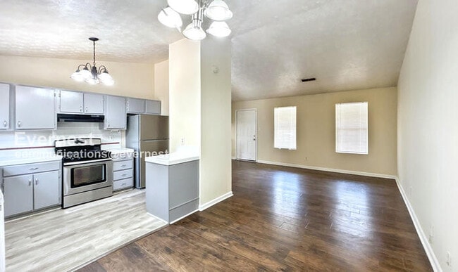 Building Photo - 1888 Singer Way