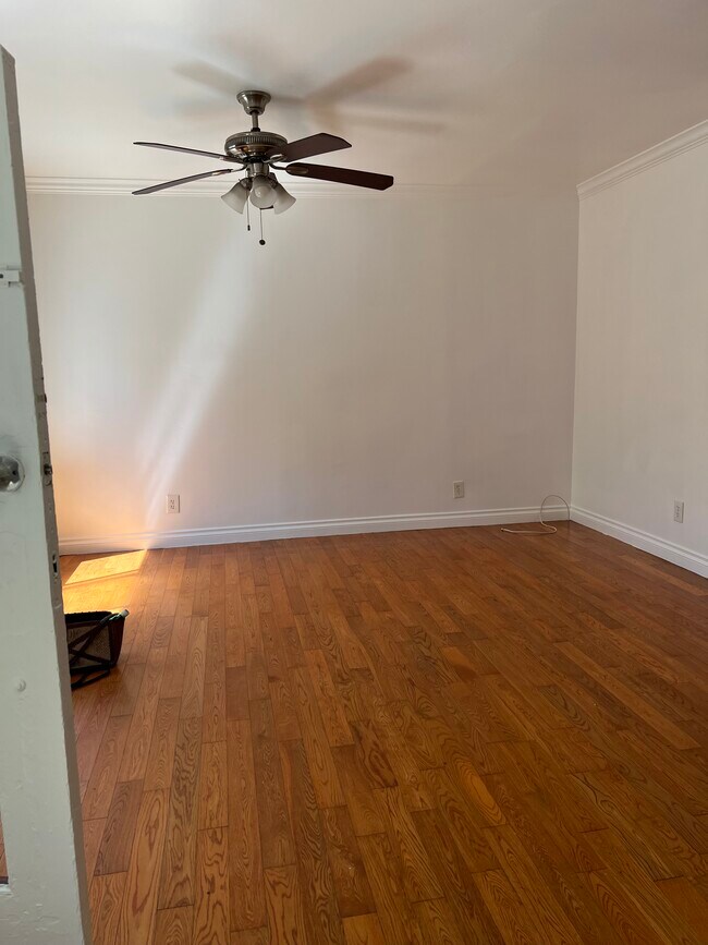 Building Photo - 940 N Serrano Ave