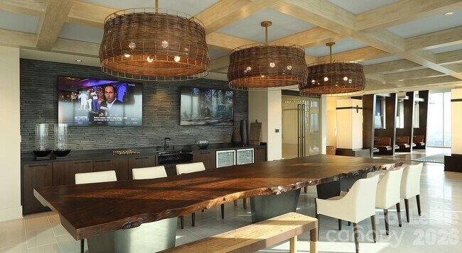 Building Photo - 525 S Church St