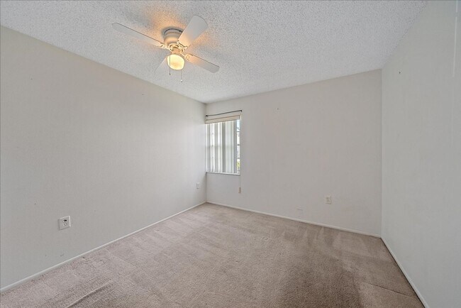 Building Photo - Annual 3 bed 2 bath house with a garage av...
