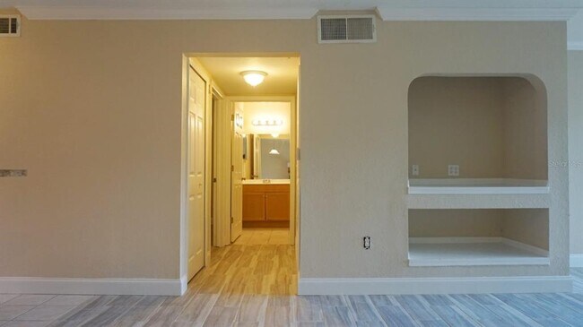 Building Photo - 14001 Fairway Island Dr