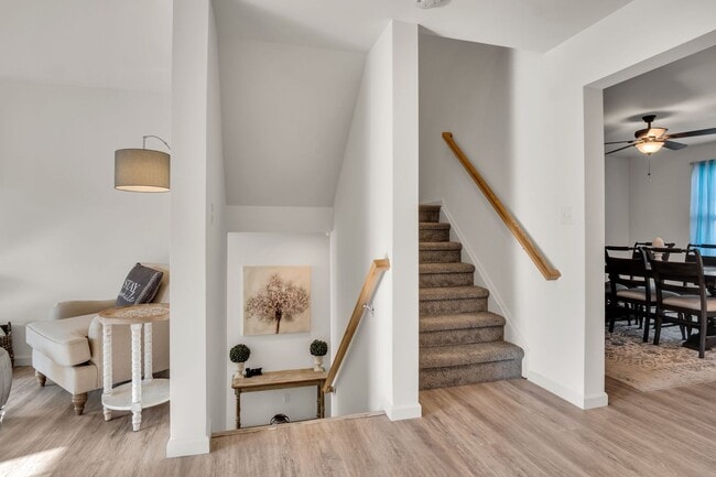 Building Photo - Luxury 4/BR, 2.5 bath townhouse