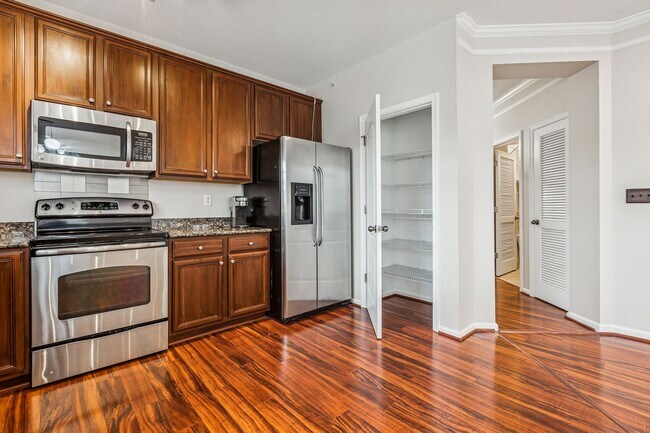 Building Photo - Riverside  Condo-RARE-Ready Now