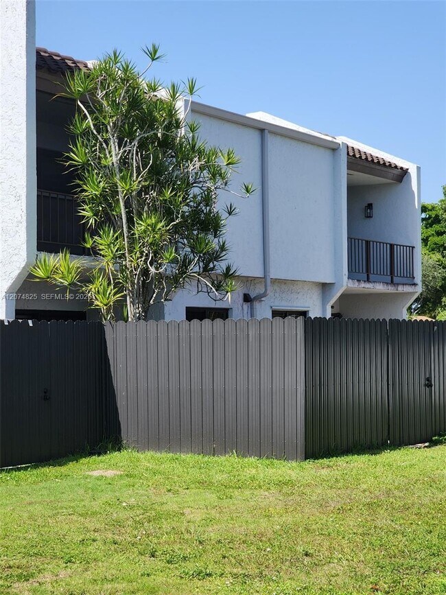 Building Photo - 6518 Kendale Lakes Dr