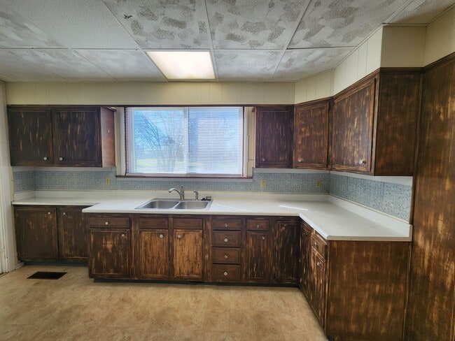 Building Photo - 3 Bedroom House w/Detached Garage!!!