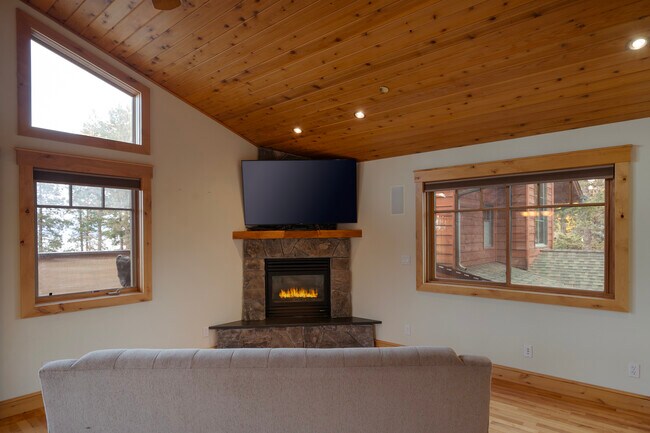 Building Photo - 150 Adams St