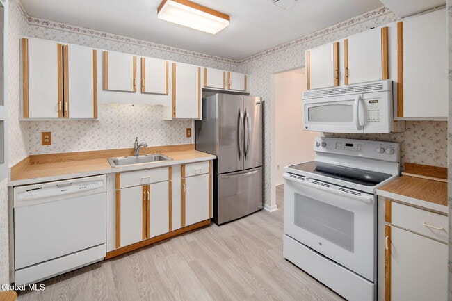 Building Photo - 4 Sugarbush Rd