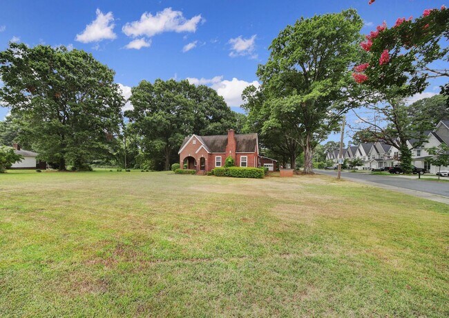Building Photo - Lovely Brick Ranch Home Close to Uptown Ch...