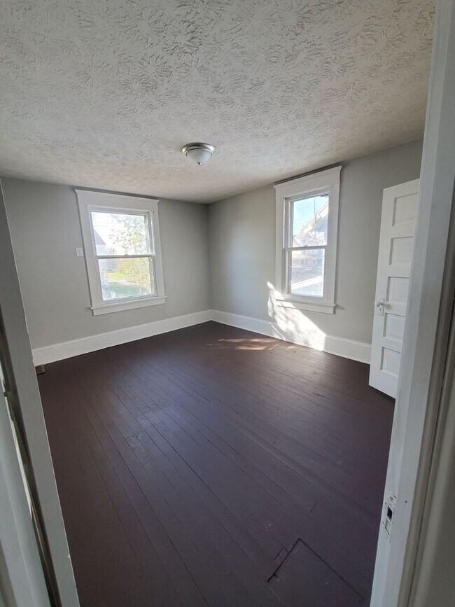 Building Photo - 1356 Woodland Ave NW
