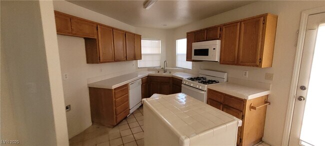 Building Photo - 6561 Avon Ct