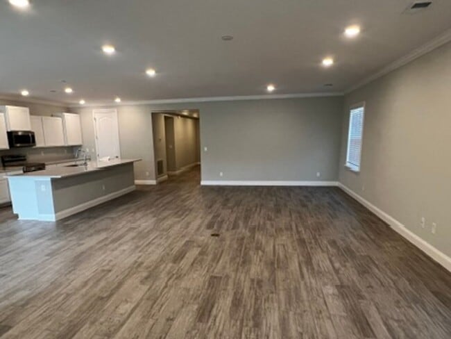 Building Photo - FOUR BEDROOMS and THREE BATHS For Rent