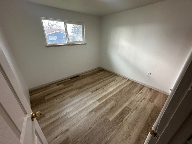 Building Photo - 1260 E 4th N