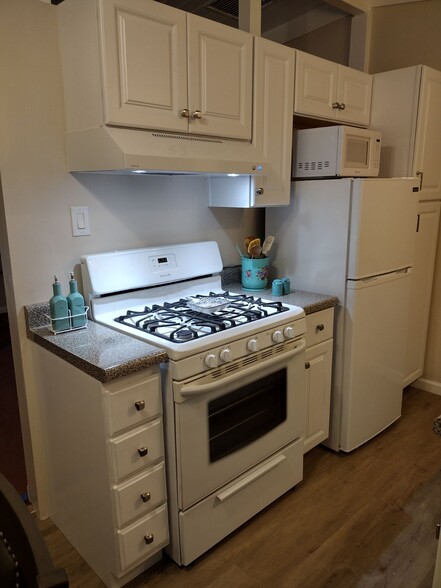 Building Photo - 533 E Avenue Q12