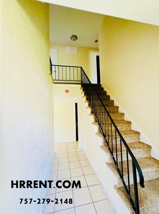 Building Photo - Amazing 6 Bedroom 3 Bathroom Two Story Hom...