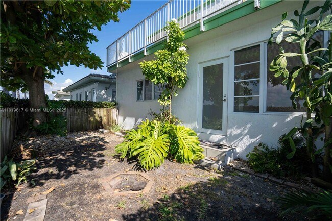 Building Photo - 2180 Bay Dr