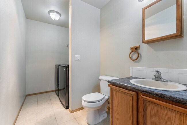 Building Photo - Spacious 4-Bedroom Home in SE Portland