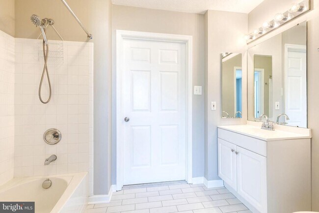 Building Photo - 3021 Hunting Ridge Dr