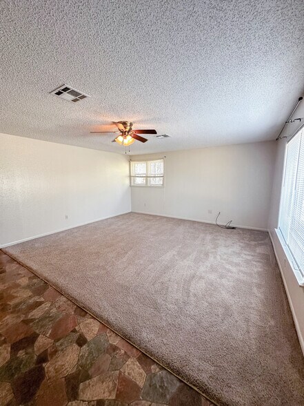 Building Photo - 924 NW Runyon Rd