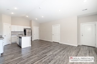 Building Photo - 602 E Martens Ct
