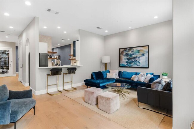 Building Photo - 1529 Barton Springs Rd