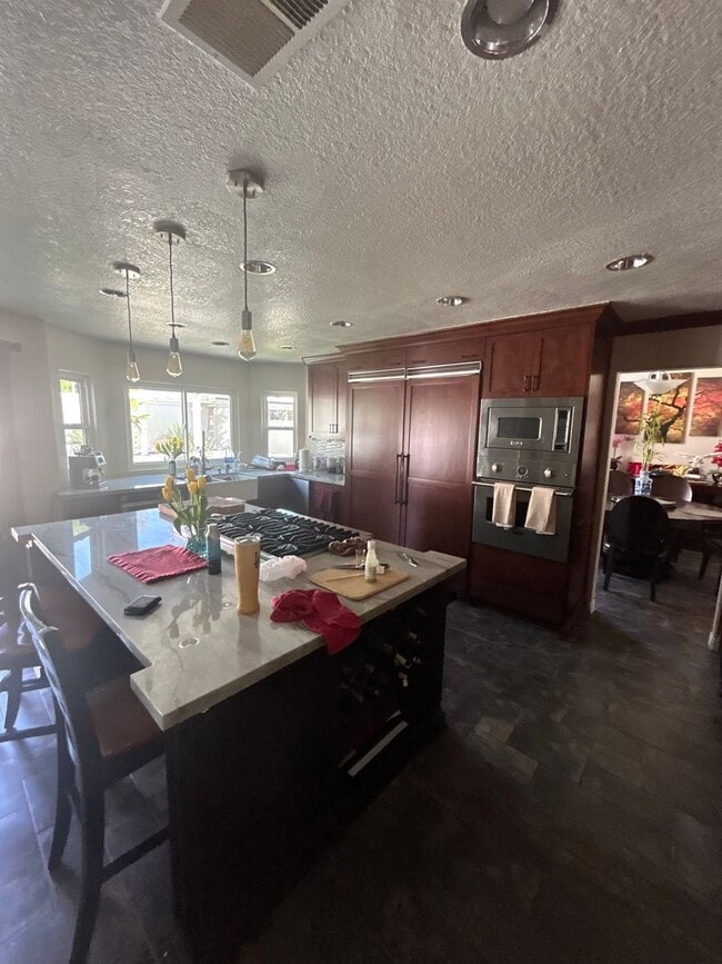 Building Photo - 1046 S Mountcrest Ct