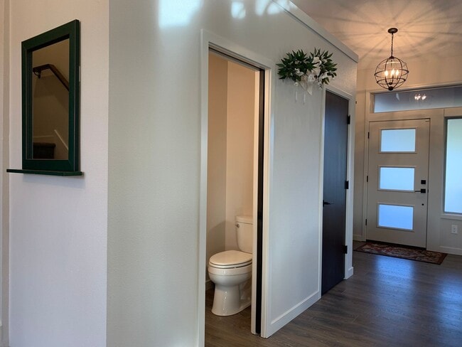 Building Photo - Beautiful Newly Custom Built Home! Vaulted Ceilings! Partially Furnished! Open Floor Plan!