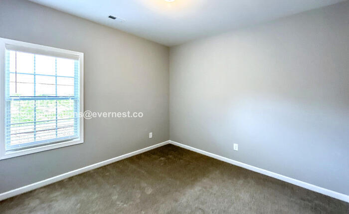 Building Photo - 1035 Echo Rdg Rd