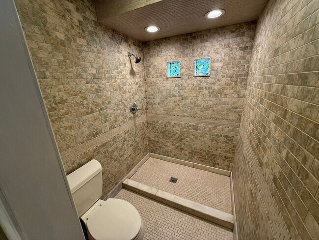 Building Photo - SPACIOUS HOME FOR RENT IN SUNGATE!