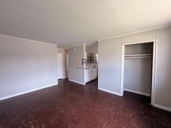 Building Photo - 3003 Oakdale Ave