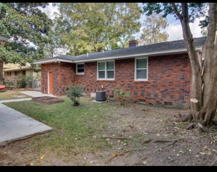 Building Photo - 721 W Sherwood Dr