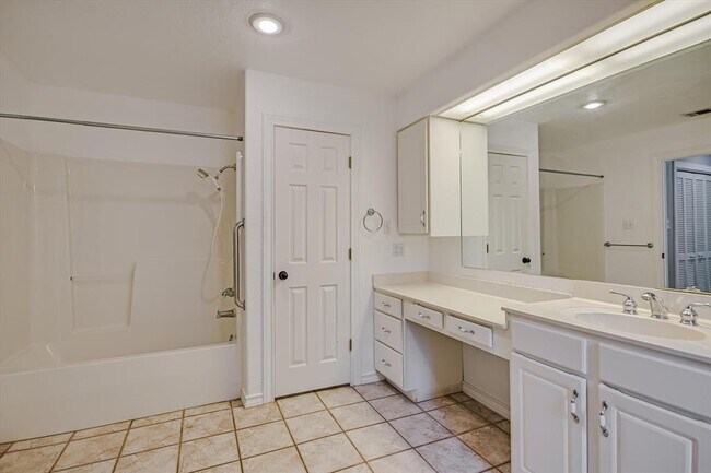 Building Photo - 11 Brookhollow Dr