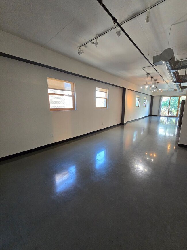 Building Photo - Luxurious 2BR , 2BA 2nd floor loft in East Downtown Area- aprox 1650 sq ft