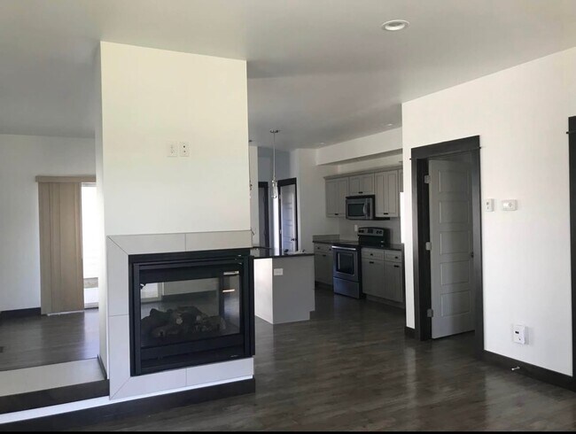 Building Photo - 1072 Rosa Way