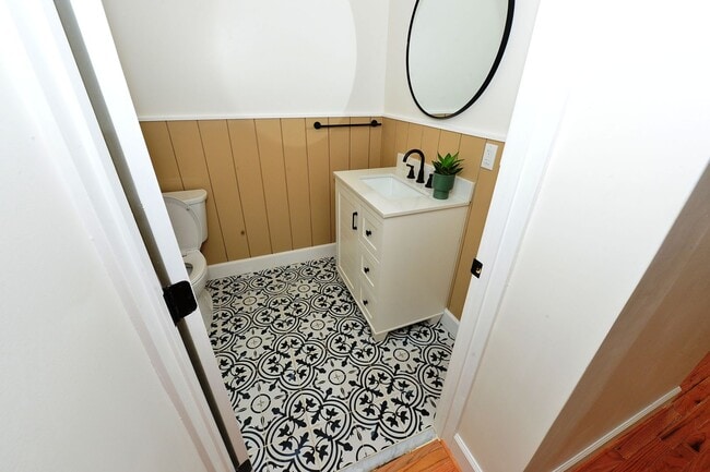 Building Photo - 817 Englewood Dr