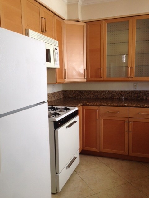 Building Photo - 335 N Oakhurst Dr