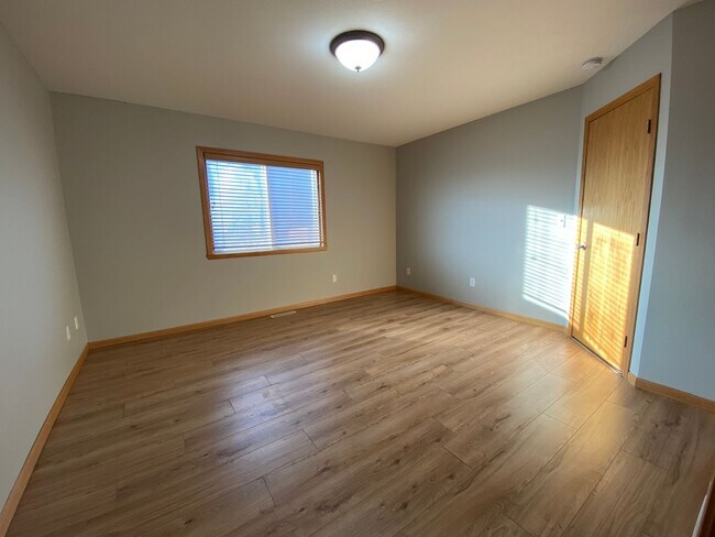 Building Photo - 3 Bedroom Twinhome near the New Sandford Hospital!!
