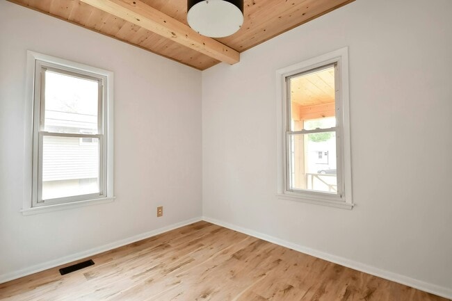 Building Photo - 1431 E Rouse Ave