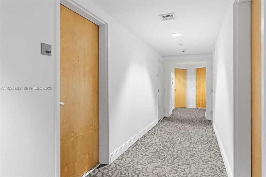 Building Photo - 350 S Miami Ave