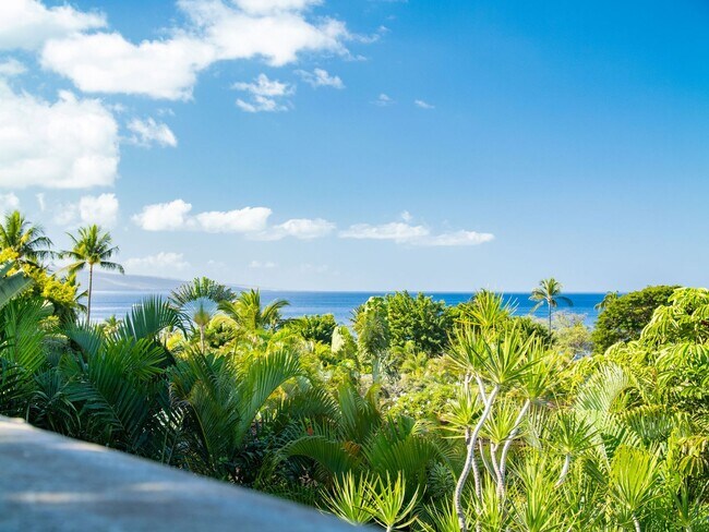 Building Photo - Beautiful Furnished, 2 Bed, 3 Bath, Gated ...