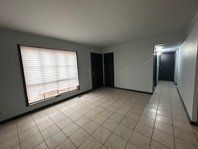 Building Photo - 802 Knollcrest-