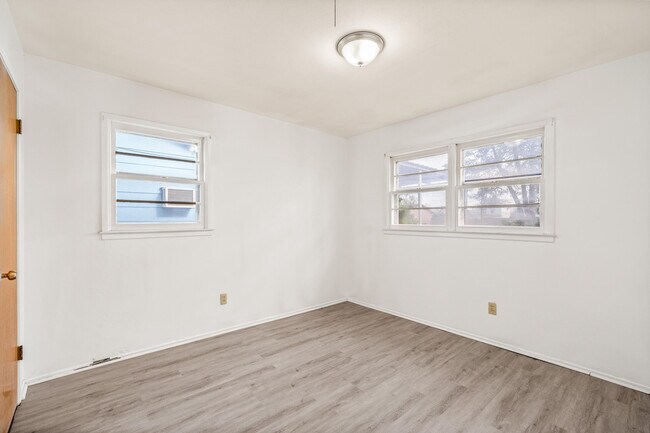 Building Photo - 1505 E Amherst St