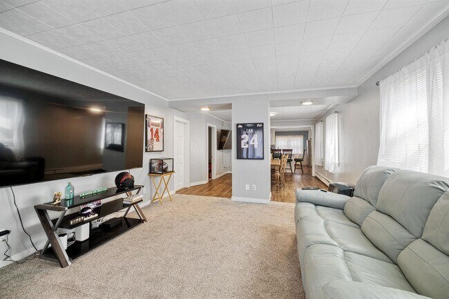 Building Photo - 429 Cartier St